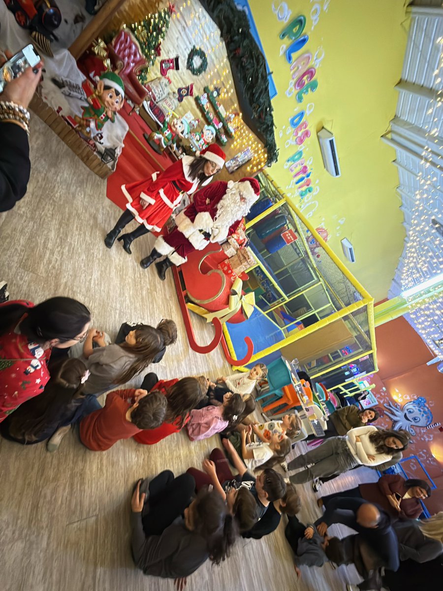 sis_2b's tweet image. Un grand merci au Pere #Noël qui a rendu visite ce soir aux enfants des agents du #SIS2B. Une distribution de jouets aux plus sages autour d’un délicieux buffet dînatoire. Ringraziemu a babbu natale per sta stonda d’allegria.