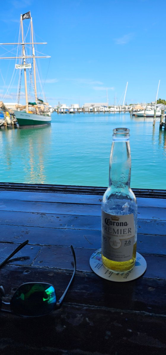 FlaKeysResorts's tweet photo. 🌴☀️ Great day for a cold Corona on the docks at Conch Republic Seafood Company in Key West! 🍺✨ Sunshine, ocean breezes, and the perfect spot to kick back and relax. Who’s joining me? 🌊💛 #ConchRepublicSeafood #KeyWestVibes #ColdBeerCheers #FloridaKeysFun #DocksideParadis https://t.co/LTszAitJ3L