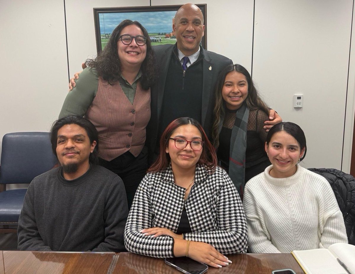 Time is running out!

Trump's deportation machine is inhumane, and Congress has the ability to STOP it. 

Thank you <a href="/SenBooker/">Sen. Cory Booker</a> for meeting with <a href="/maketheroadnj/">Make the Road New Jersey 🦋</a> DACA recipients today. 

#HomeisHere