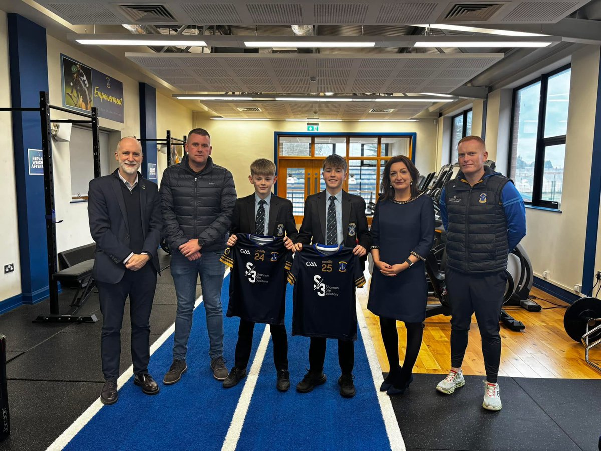 A huge thank you to John Shannon of Shannon Site Solutions Ltd Sx3 for his generous sponsorship and support!🔵🟡

John presented us with the new jerseys he has kindly agreed to sponsor for our junior teams this year🏑🏐

We are incredibly grateful for your support! 🙌🏻