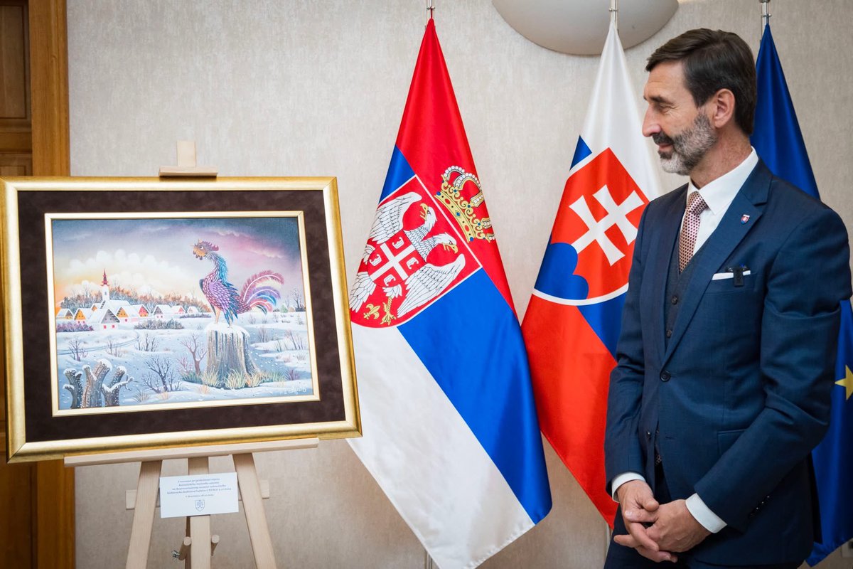 SlovakiaMFA's tweet photo. Minister J. Blanár dnes so srbským veľvyslancom v SR A. Nakičom odhalil na ministerstve v Bratislave kovačický obraz spájajúci #Slovensko a #Srbsko. Dielo "Dobrý hlas sa ďaleko počuje" od Pavla Hajka nám daroval Pavel Babka, jeden z hlavných iniciátorov zápisu kovačického insitného umenia do zoznamu #UNESCO. Ďakujeme a tešíme sa, že obraz z Kovačice bol odhalený aj na @MFASerbia za účasti nášho veľvyslanca M. Pavúka. Symbolicky sme tak spoločne oslávili tento významný okamih 🇸🇰🤝🏻🇷🇸
Minister J. Blanár, together with the Serbian Ambassador to Slovakia, A. Nakić, unveiled a Kovačica painting at the Ministry in Bratislava today, symbolizing the bond between #Slovakia and #Serbia. The artwork, “A Good Voice Carries Far” by Pavel Hajko, was gifted to us by Pavel Babka, one of the main initiators behind the inscription of Kovačica naive art on the #UNESCO list. We extend our heartfelt gratitude and are delighted that a painting from Kovačica was also unveiled at @MFASerbia in the presence of our Ambassador, M. Pavúk. Together, we symbolically celebrated this significant moment 🇸🇰🤝🏻🇷🇸