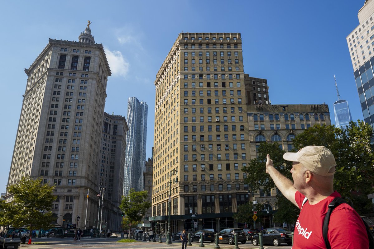 ErikHodgetts's tweet photo. Guiding downtown at #FoleySquare's #Manhattan Municipal Building, created after the 1898 unification of the 5 boroughs to make greater #NYC. #FrankGehry's 8 Spruce can be seen behind & #OneWTC far right.
#nyctours photo by #LesLatchman (Insta: @createdbyles) for #IntrepidTravel https://t.co/JXKXudBwJJ