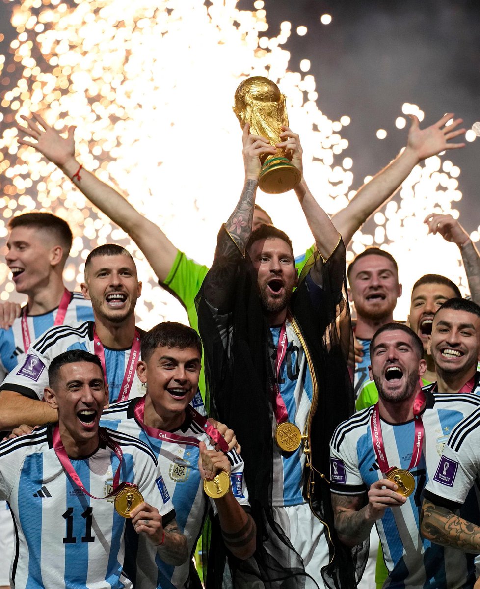 SportJ's tweet photo. 🇦🇷 في مثل هذا اليوم من عام 2022 قبل عامين !

☀️ أشرقت شمس الأرجنتين من جديد 🥇

🏆 المنتخب الأرجنتيني بطلاً لـ كأس العالم 2022 للمرة الثالثة في تاريخه وللمرة الأولى منذ كأس العالم 1986 بعد فوزه على فرنسا بركلات الترجيح https://t.co/NCeyoz7BWs