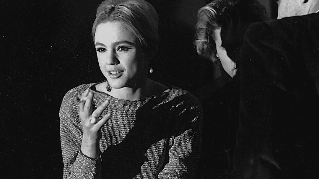 TheEdieSedgwick's tweet photo. Edie Sedgwick sits with Gerard Malanga waiting to dance on stage with The Velvet Underground and Nico on Feb 8, 1966, at the Film-Makers Cinematheque in New York City. This multi-media performance combined music and film was called 𝘈𝘯𝘥𝘺 𝘞𝘢𝘳𝘩𝘰𝘭’𝘴 𝘜𝘱-𝘛𝘪𝘨𝘩𝘵. https://t.co/Gs9CNkjFgD