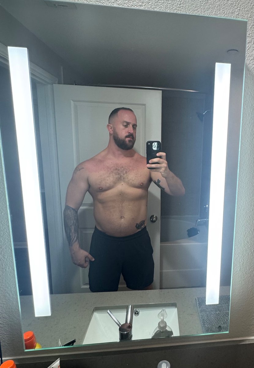 bexarbryan's tweet photo. New apartment bathroom mirror is 👌🏼 https://t.co/P9kPFi9RhH