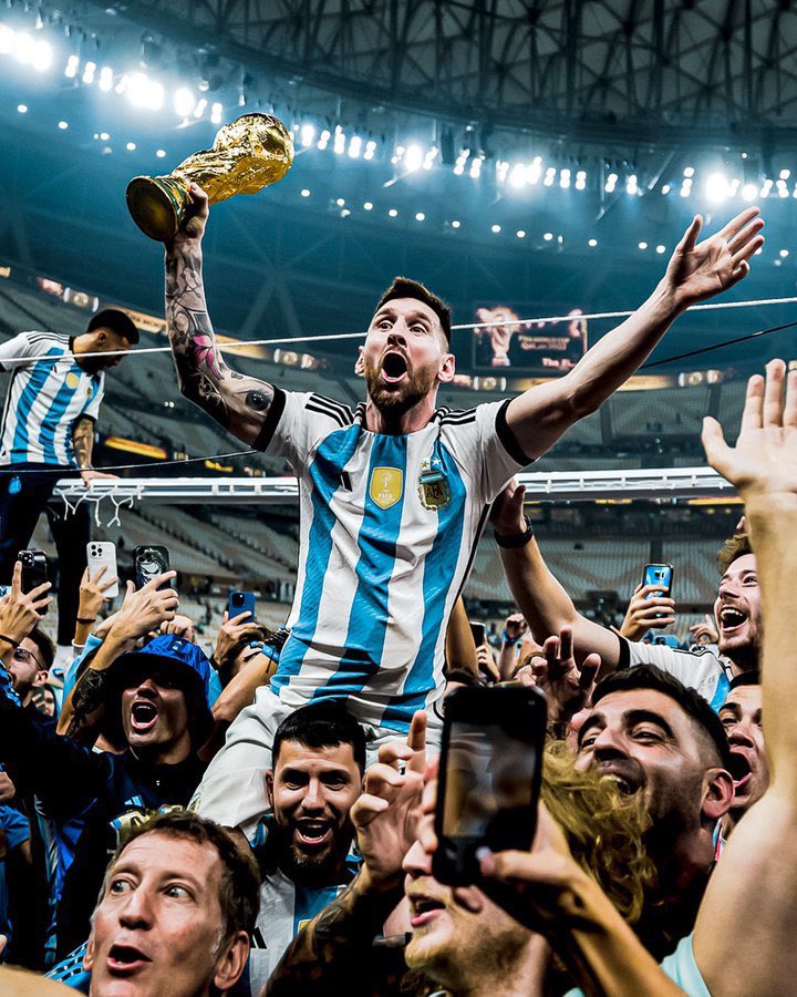 18 ديسمبر ..
في مثل هذا اليوم قبل عامين، أُسدل الستار على الفصل الأخير من قصة اللعبة التي أحبها الجميع، اللعبة التي تحولت إلى "هواية عابرة" بعد أن كانت هي مصدر الألهام ومنبع الشغف، اللعبة التي أُغلق كتابها بتوسّد بطلها المتوج "ميسي" على قمة عرشها بطلاً، مّسك الختام الذي طُبع