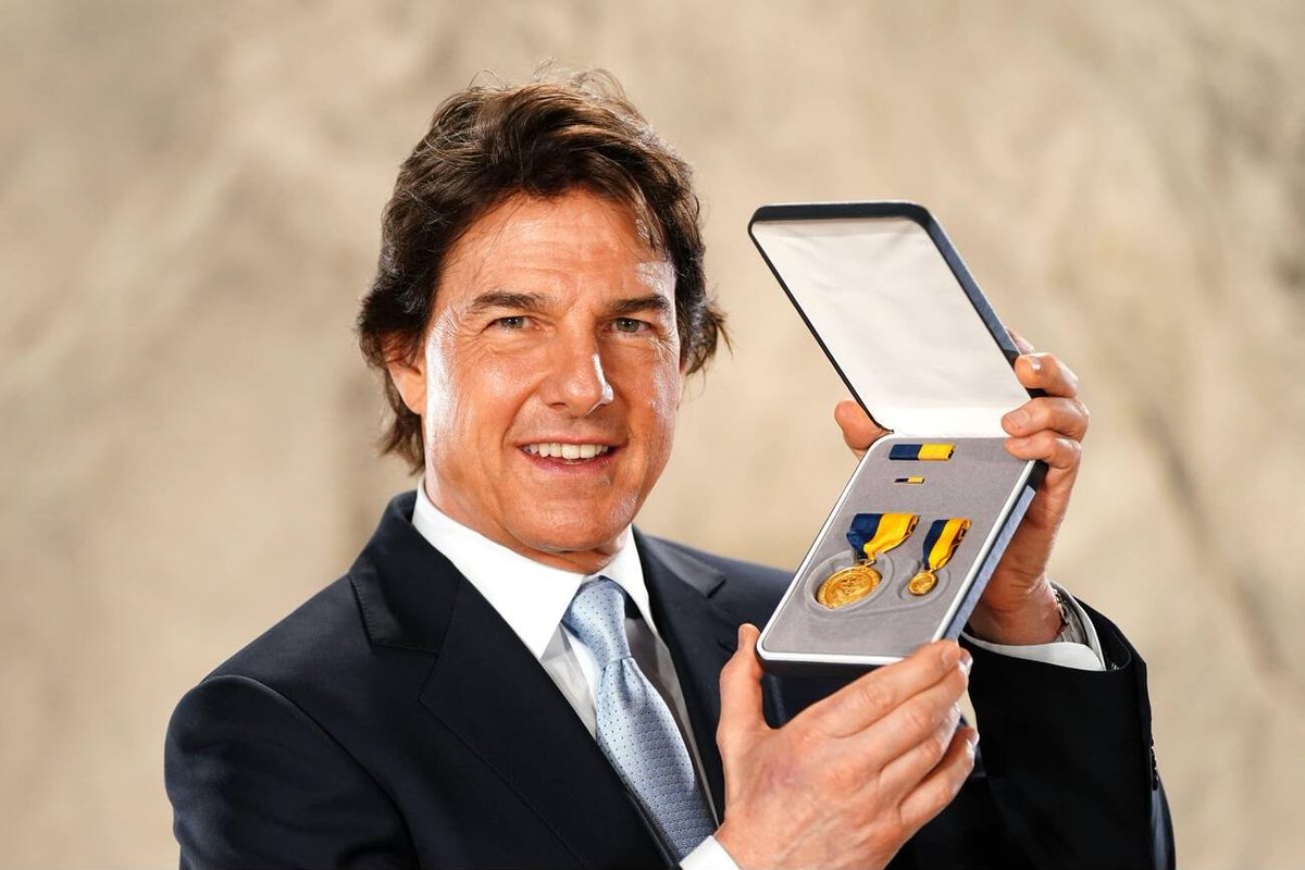 topgunarchive's tweet photo. Tom Cruise receives the US Navy's highest civilian award, the Distinguished Public Service Award, for his “outstanding contributions to the Navy and the Marine Corps.” (December 17, 2024) https://t.co/30nwMq10Ua