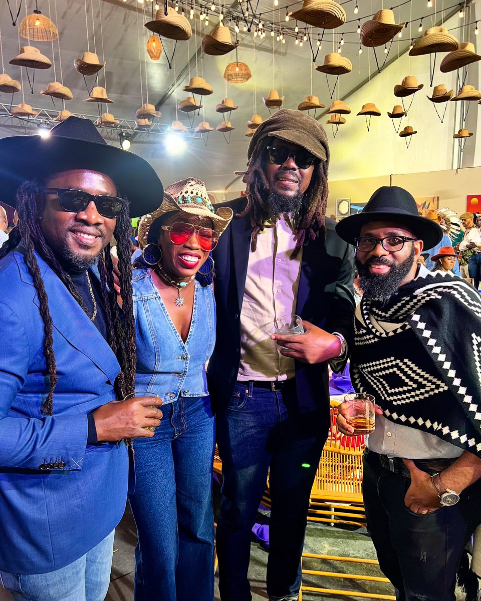 Hanging with the legendary <a href="/EstelleDarlings/">Estelle</a> at the Mouttet Mile - Good vibes only! 🎶🙏🏾 Should we do a collab?

#Estelle #JSumma #goodvibesonly #Jamaica #MouttetMile