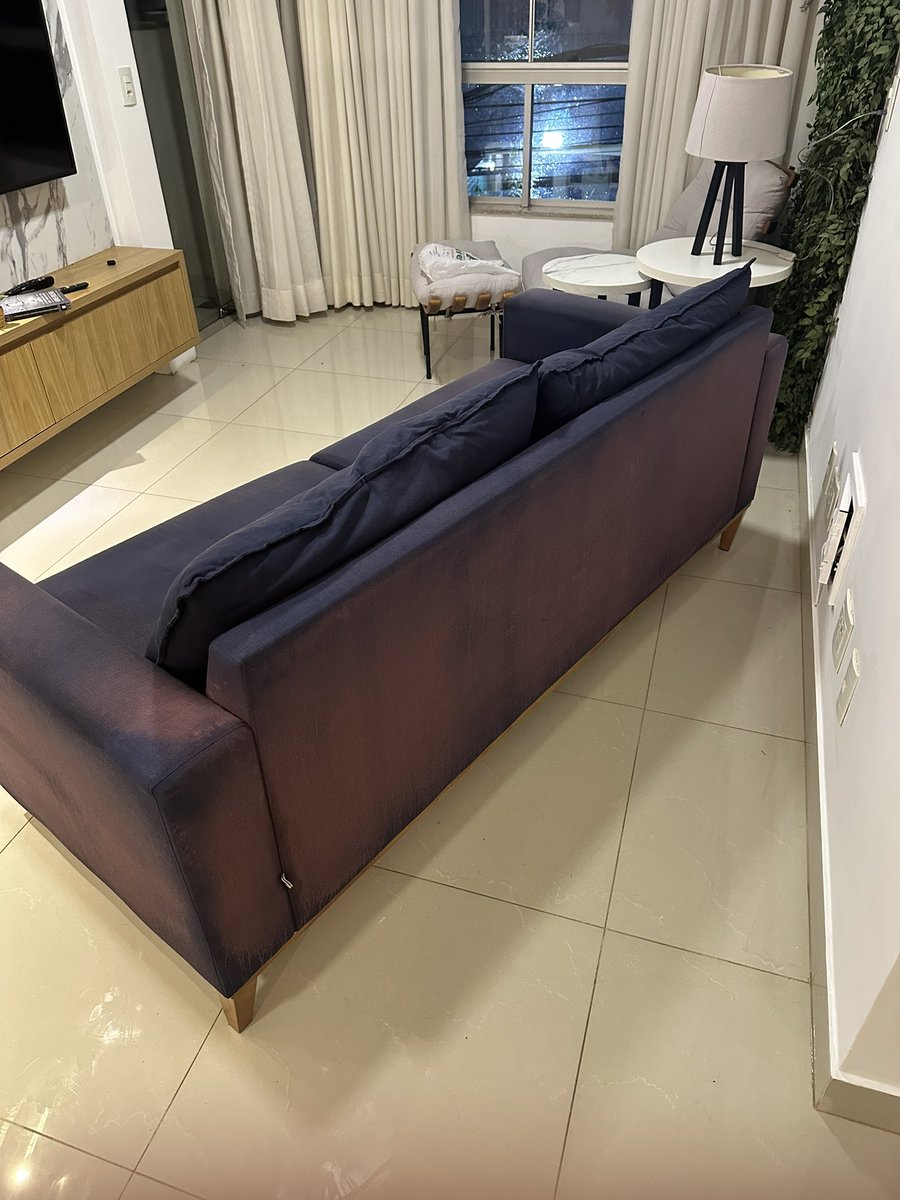 diegoshogunn's tweet photo. Aluguei um apto mobiliado e, nem era minha obrigação, mas na hora de entregar resolvi contratar uma empresa de lavagem a seco para todos os estofados e foi isso que aconteceu com o sofa, 🛋️ sera q me fudi? https://t.co/5Of8lky2D6