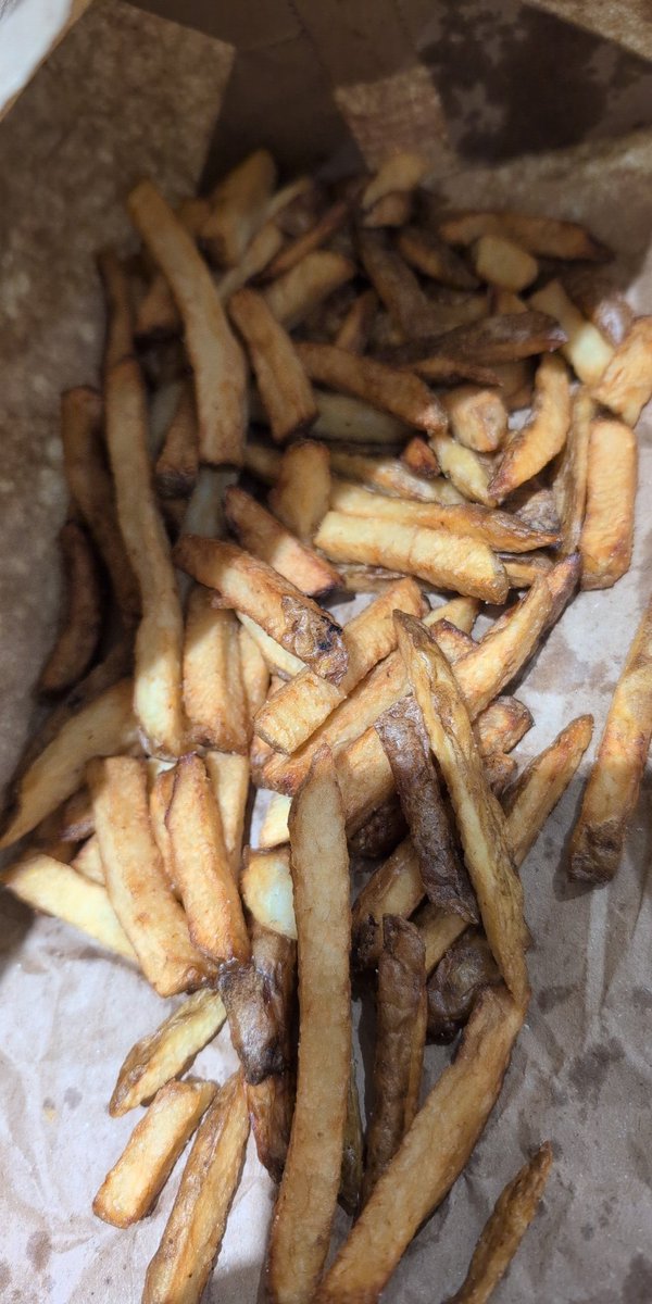 solmanUK's tweet photo. @FiveGuysUK thanks for the worst burger and fries I've ever had from you in Guildford this evening. The fries were burnt or the oil needed changing. Disgusting. https://t.co/EJodkjrJS7