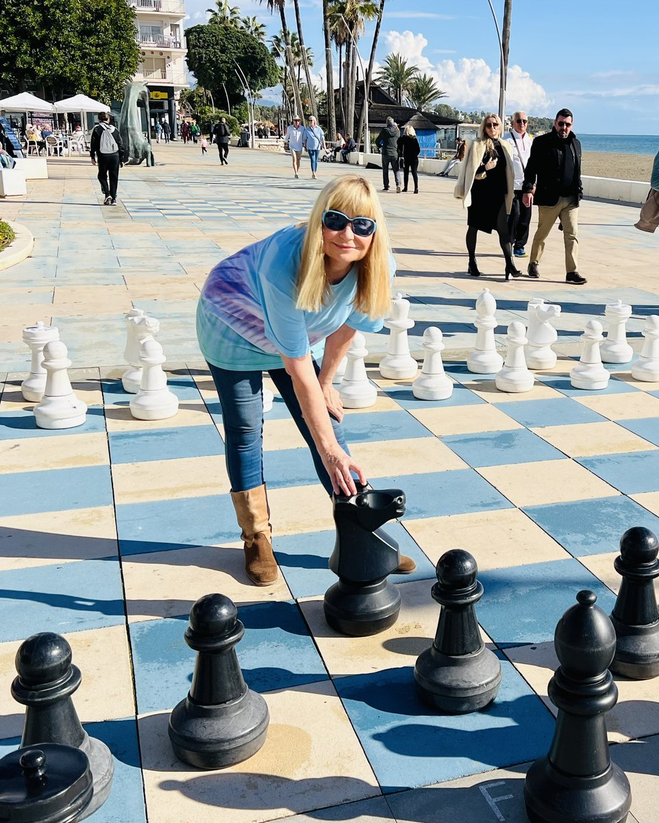 SianWeather's tweet photo. Playing myself at chess! ♟️❤️💛 https://t.co/L5XGbVC9Ve