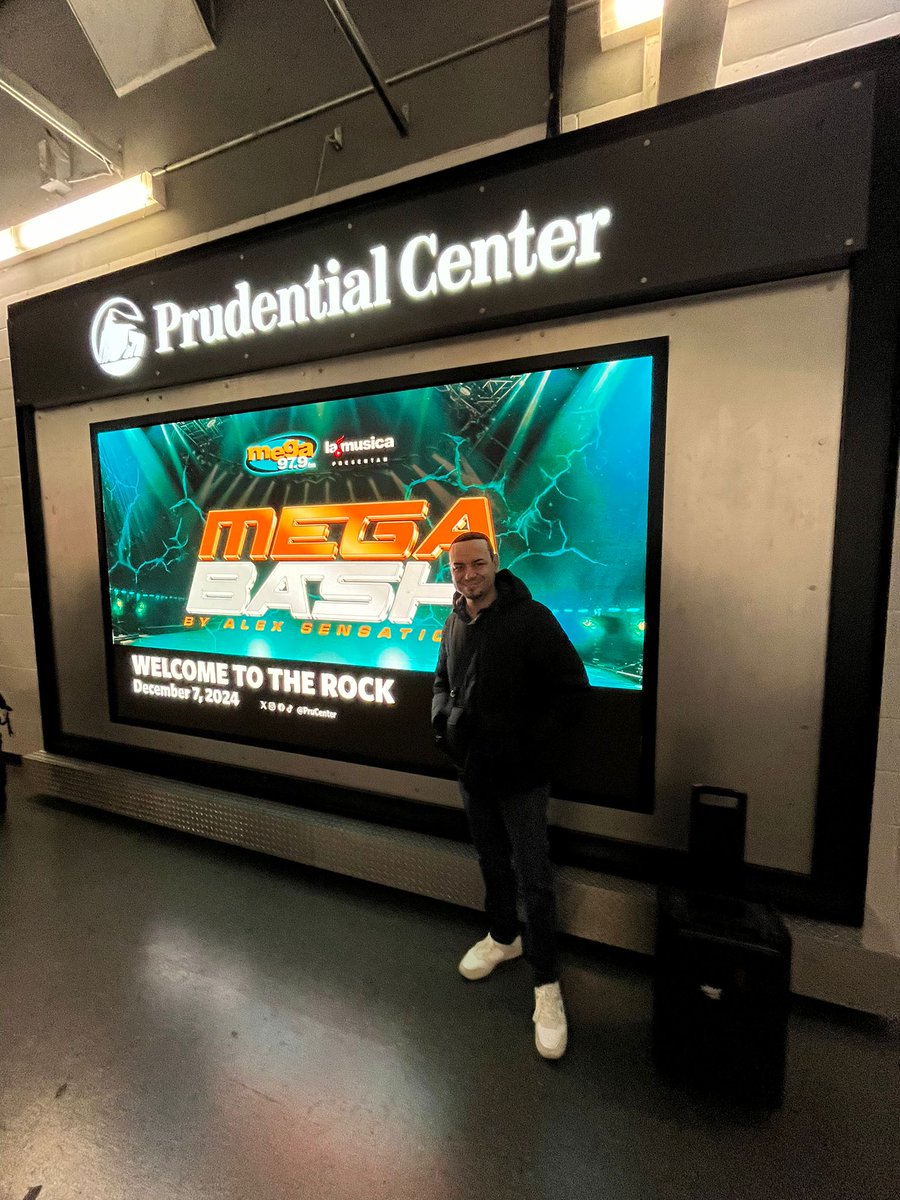 geraldmusic's tweet photo. #megabash #alexsensation #lagentedelpatron #newyersy #prudentialcenter https://t.co/e93e5xnpaJ
