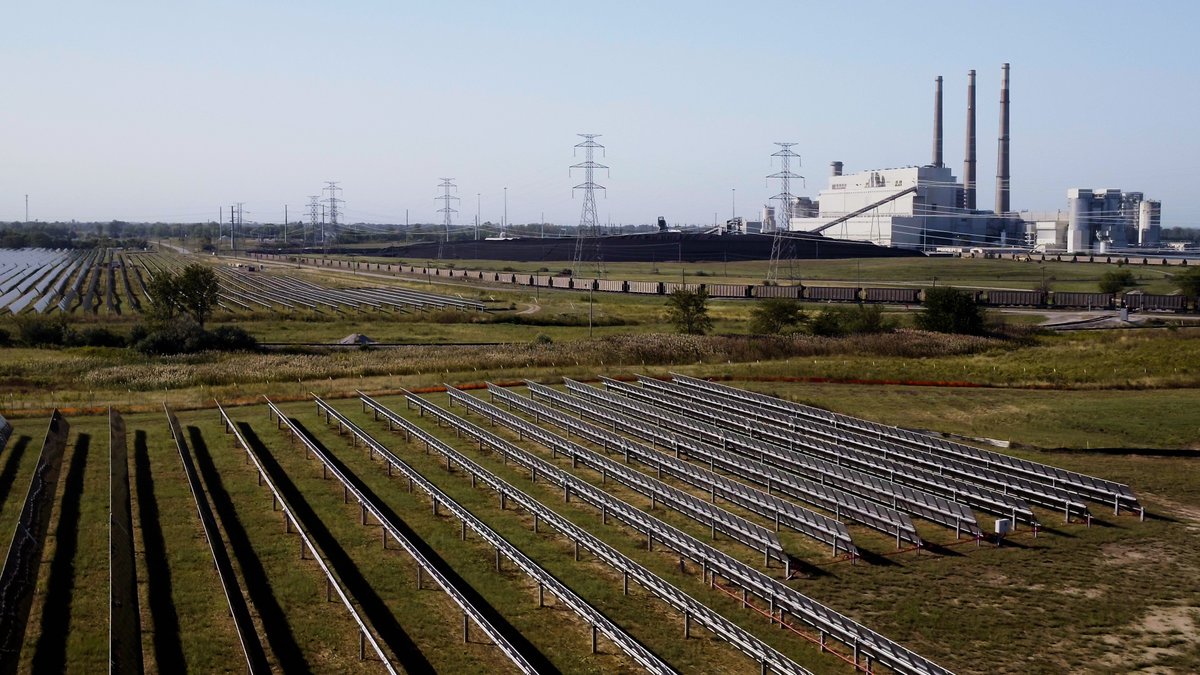 VistraCorp's tweet photo. Big things are happening in Illinois! Our Baldwin Power Plant is now a major power generation hub, with the addition of a 68-MW solar facility and a 2-MW/8-MWh energy storage system that began generating zero-carbon electricity this month to meet growing energy demands. https://t.co/W01VMBaMNH