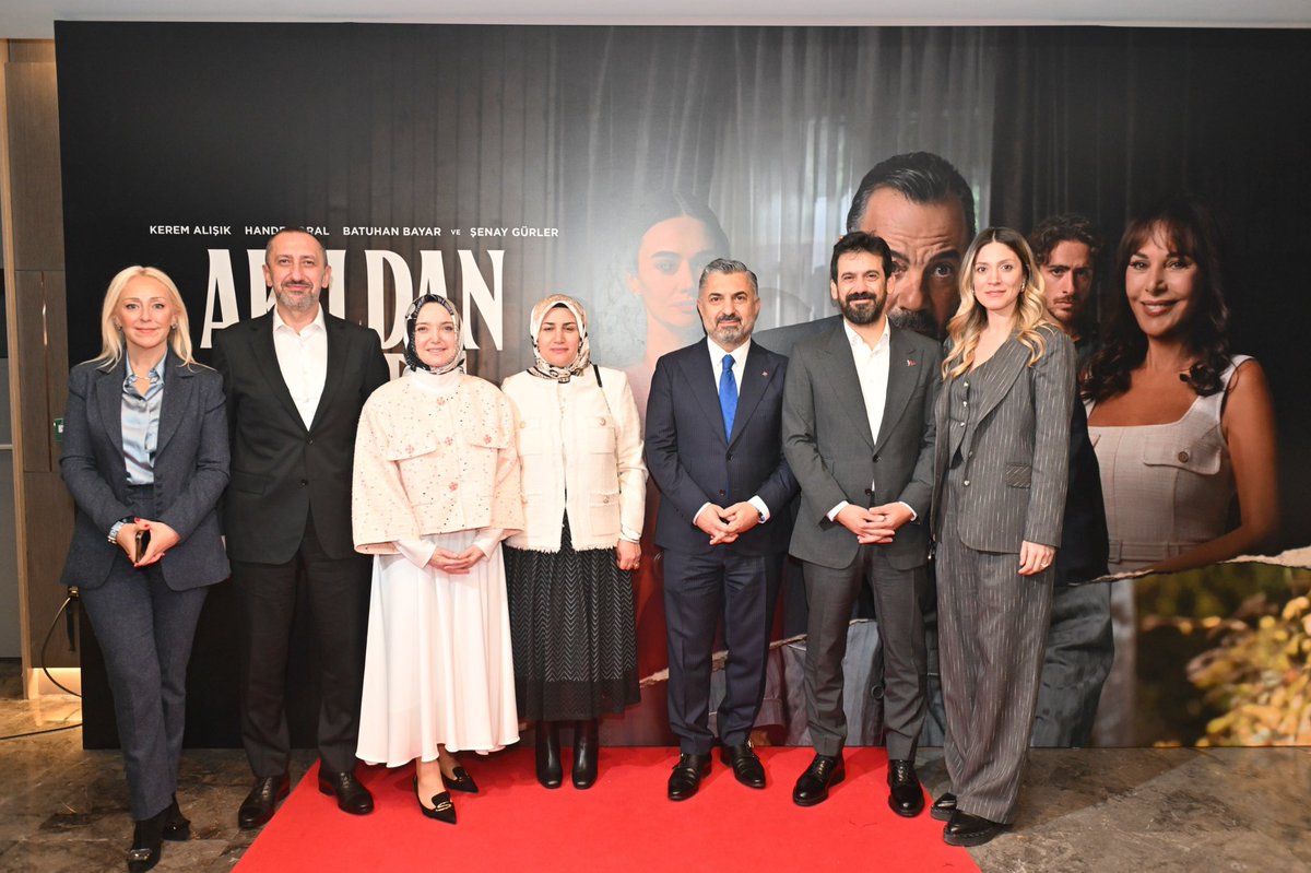 sryonal's tweet photo. #AkıldanKalbe filmimizin galasına katılımlarıyla bizleri onurlandıran; Kültür ve Turizm Bakan Yardımcısı Sayın @BatuhanMUMCU ve değerli eşine, RTÜK Başkanı Sayın @ebekirsahin ve değerli eşine, Türkiye Varlık Fonu Yönetim Kurulu Başkan Vekili Sayın Prof. Dr. Erişah Arıcan’a ve Cumhurbaşkanı Başdanışmanı Sayın @AlptekinFecir’e teşekkür ederim.