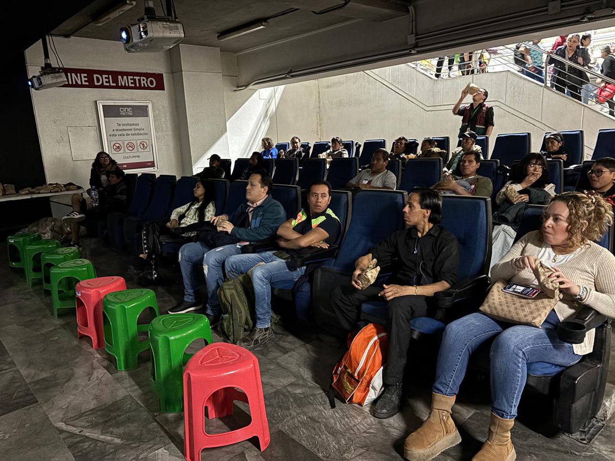 Esta tarde en la estación Zapata de la Línea 12, se llevó a cabo la función de cine con la película “El espinazo del diablo”, del director Guillermo del Toro, para todas las y los usuarios. ¡La cultura también viaja en Metro! 
#CulturaMetro