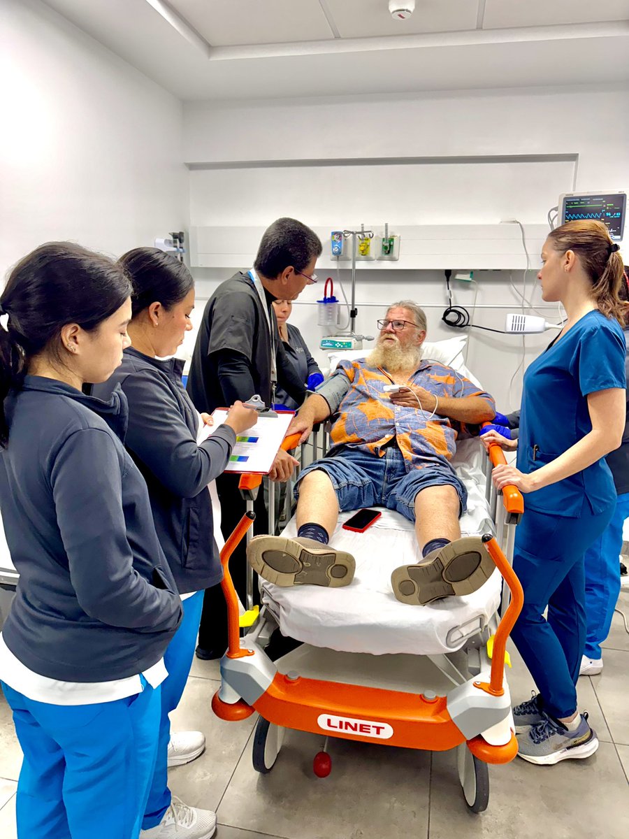 El Sr Miguel es conocido en su barrio de Don Bosco como el Santa del Ghetto y prefiere que le digan santa que miguel. Le gusta ser Santa y darle magia y felicidad a los niños producto de que su esposa y dos hijos los mataron en su cara las Farc en colombia, robandole la