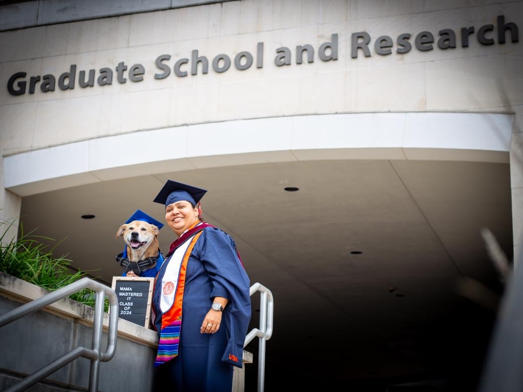 UTSAGradSchool's tweet image. Proof that the master's journey is better with a loyal furry friend by your side. 🐶🎓  #utsagrad24 #utsagradschool

📷: Veronica Jimenez