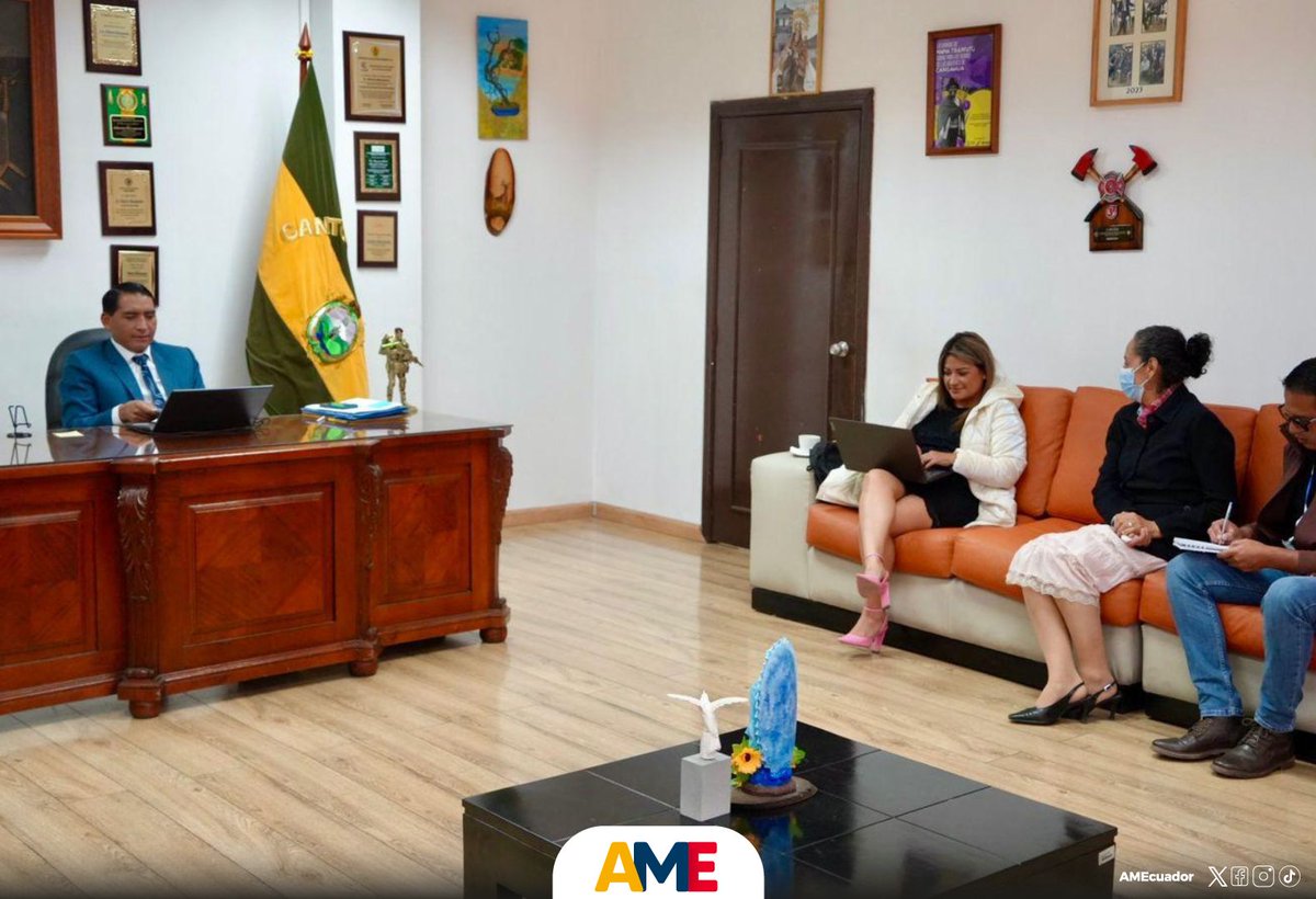 AMEcuador's tweet photo. Alcalde de #Cayambe, Alberto Masapanta, se reunió con Luisana Becerra, coordinadora de la #UTR2 para impulsar el desarrollo del cantón, mediante un plan de 📚asistencias técnicas 👩💻🧑💻y apoyo a proyectos🤓.
Unidos🤝, #SomosAME 💪 https://t.co/cLTqMVlT6M