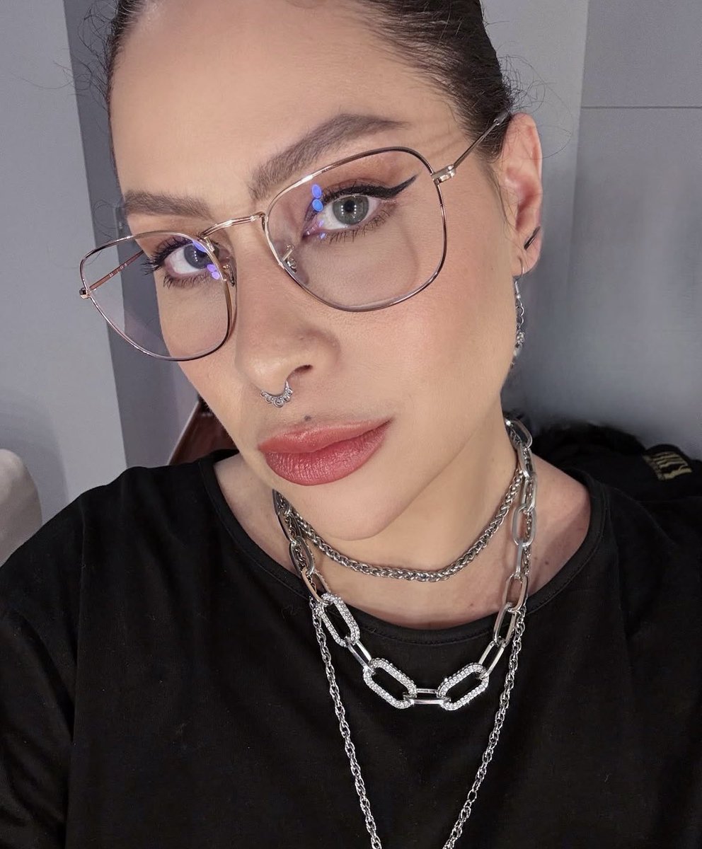 📸 | Pitty via Instagram: “bagunçando pra organizar (ó a zona que tá o quarto, meti até um blur🫣)”