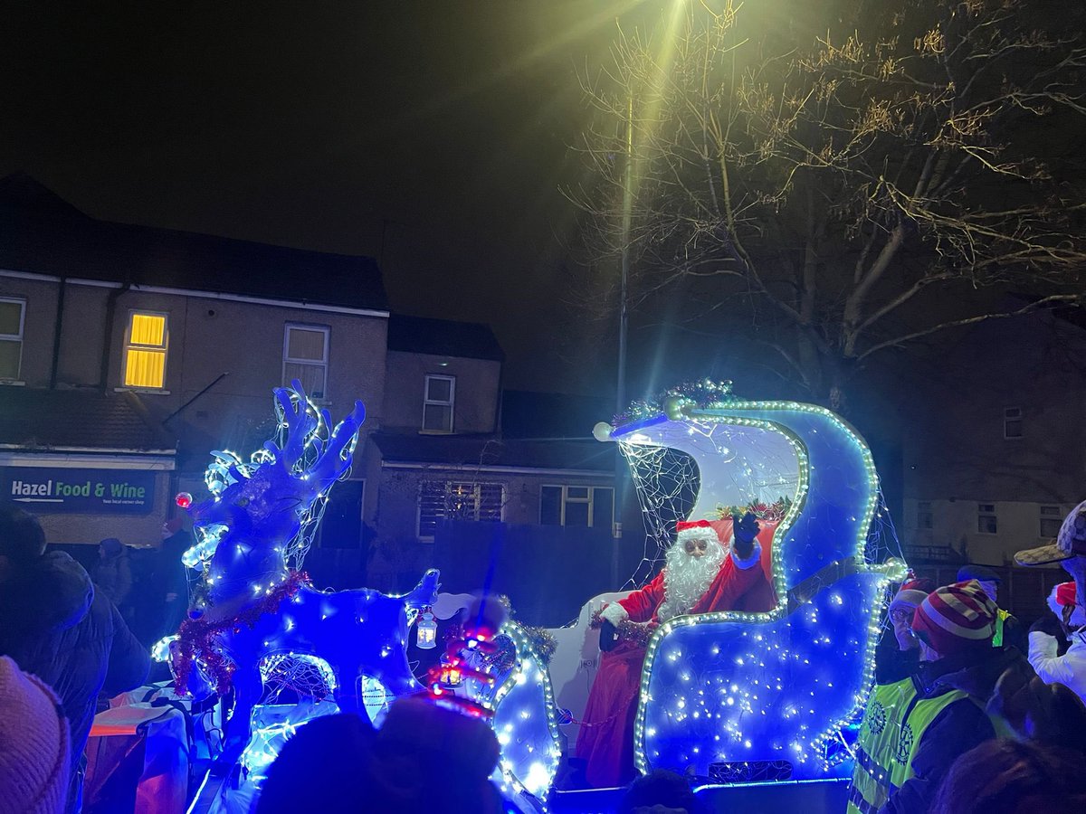 Trinity6thBelvd's tweet photo. 2 excellent evenings walking with The Erith Rotary Club and of course Santa 🎅🏼🦌🎄The Sixth Form students and staff did us all proud. Well done and Merry Christmas to all! ✨ https://t.co/OxdK3OCiBV