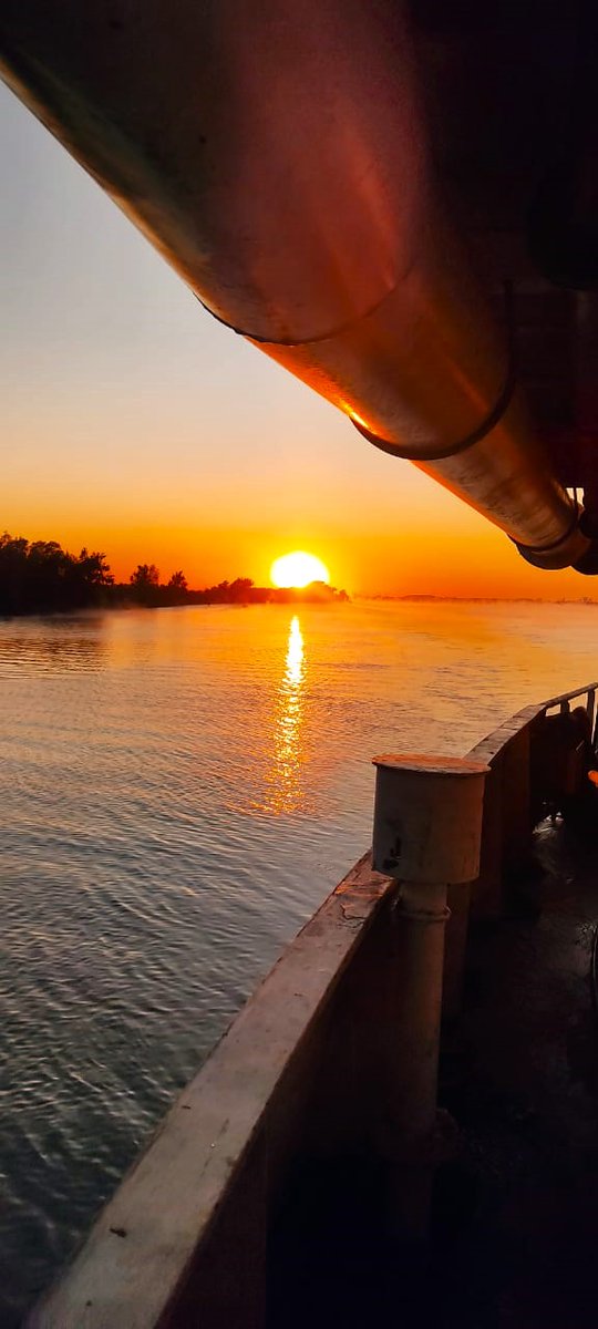 Atardecer sobre el río Paraná desde la cubierta de uno de nuestros buques areneros.

Conocé más sobre nosotros en: silosareneros.com.ar