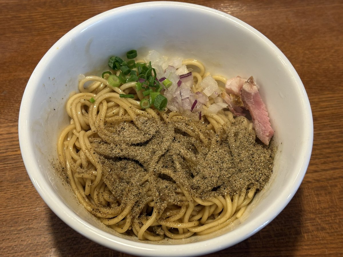 麺屋 ふじ村（王子）で特製塩そば＋煮干し和え玉を頂きました。王子で食べログで検索したほん田系譜のこちらに🔰。鶏やマグロ、昆布等でとった無化調スープは優しい味わいもコク深く美味しい。心の味食品の麺はツルモチでスープとの相性よく、チャーシューもハイレベル。醤油やつけ麺も気になります。