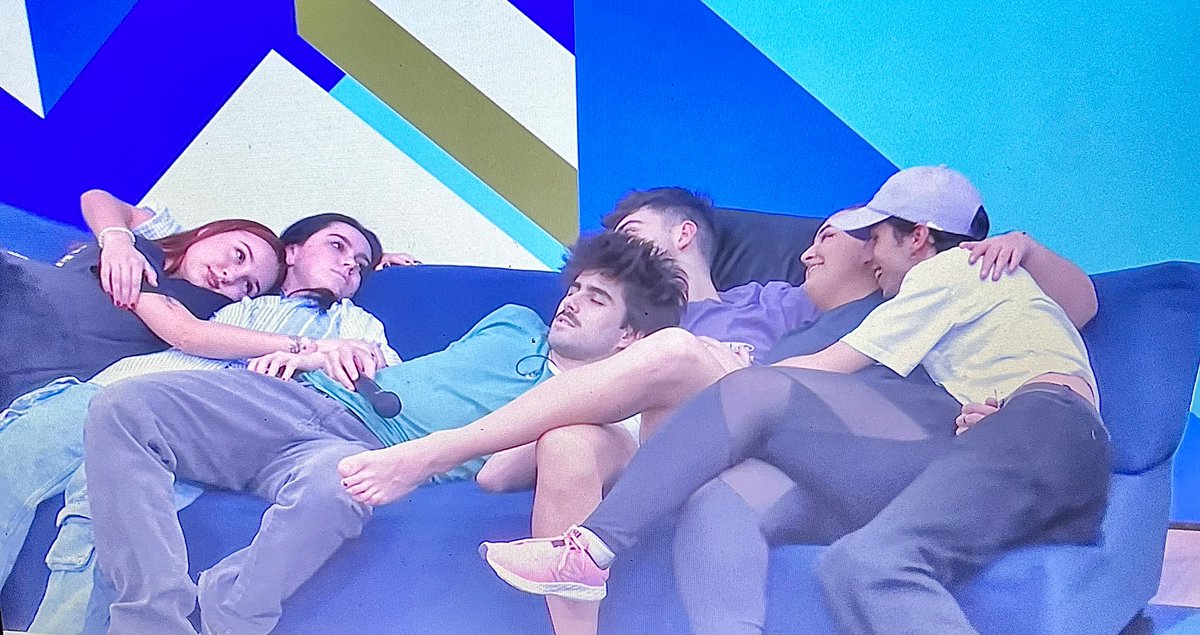 carmenurrubona's tweet photo. Mi núcleo familiar si me preguntan
#juanjobona #martinurrutia #Chiara #ruslana #beafernandez #mayo https://t.co/FFHWIDEgv4