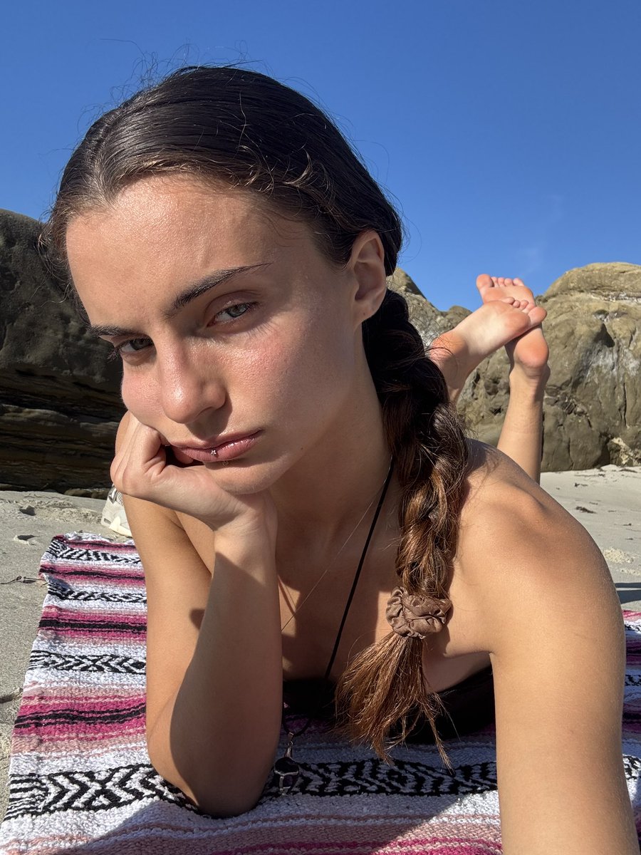 soleofvicky's tweet photo. Ugh I love my sandy feet. Don’t you? 🏝️ https://t.co/SgiNAR22tZ