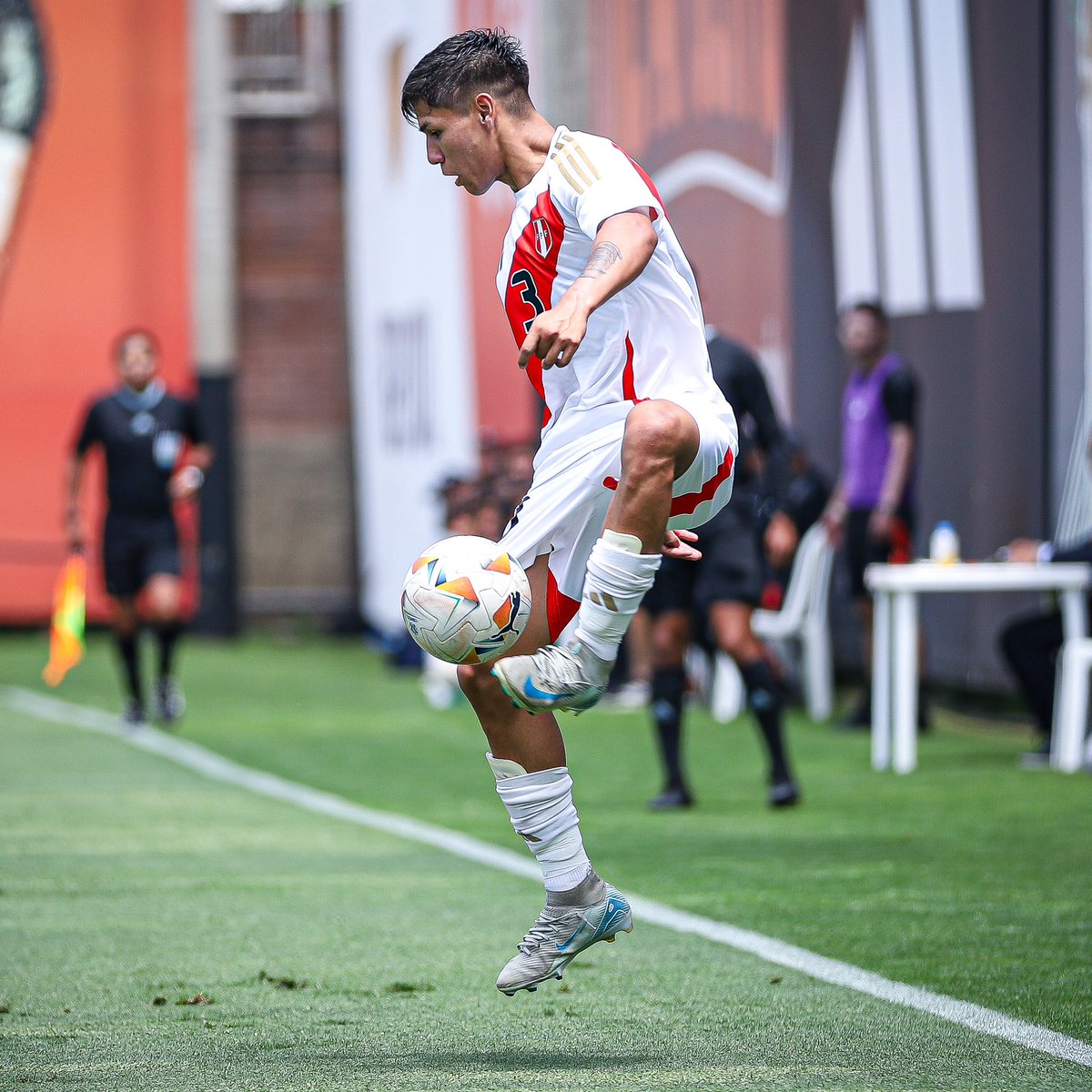 victorchunga28's tweet photo. ⚔️ @labicolor 🆚 @latriecu 
🏃🏽‍➡️ Axel Cabellos
⚽ Partido amistoso
🏟️ Videna
📸 @CEO_Sport_24 

#fotografiadeportiva #canon #futbol #labicolor #seleccionperuana #sub20 #partidoamistoso #ecuador #ceosport #chemodelsolar #videna #videnafpf #AxelCabellos #Cabellos https://t.co/N4KPy72JId