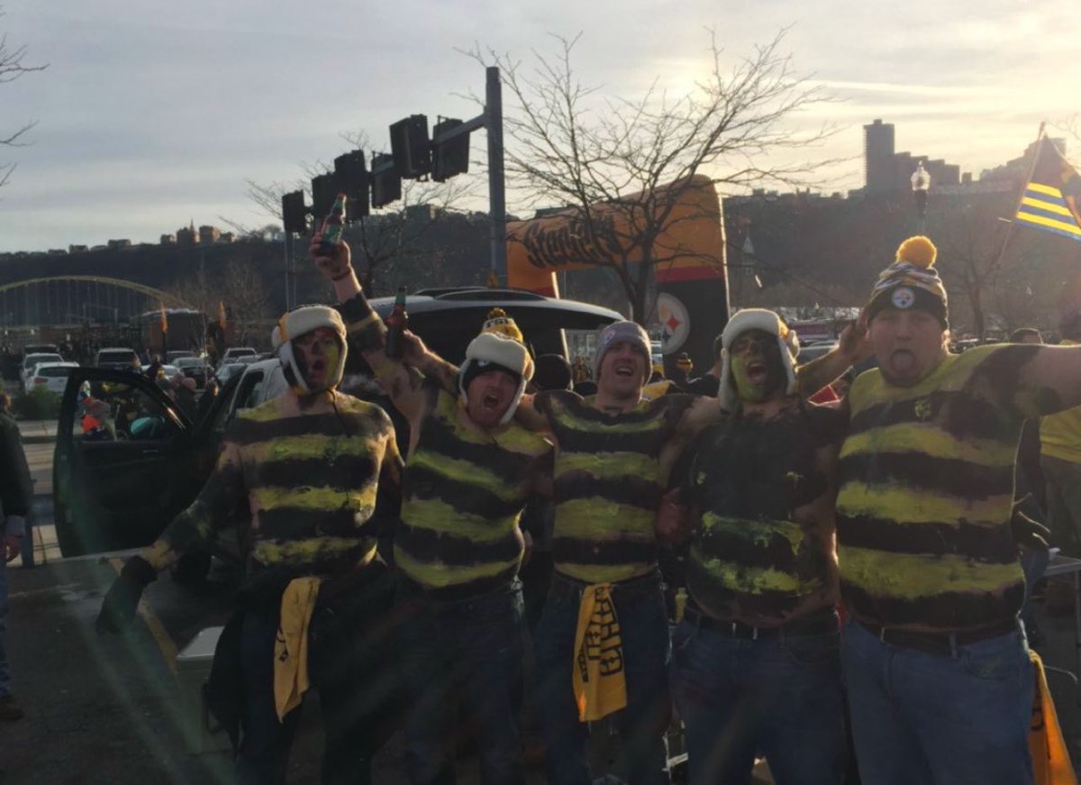 ScottCrawford70's tweet photo. @packers @steelers @Seahawks @nyjets @ChicagoBears next up Dec 29th @BuffaloBills @JoshAllenQB tell @BarstoolBigCat  and @PFTCommenter to prove that they are football guys….. @NFLonCBS see you there. Year 6. https://t.co/r4WGCf8xCZ