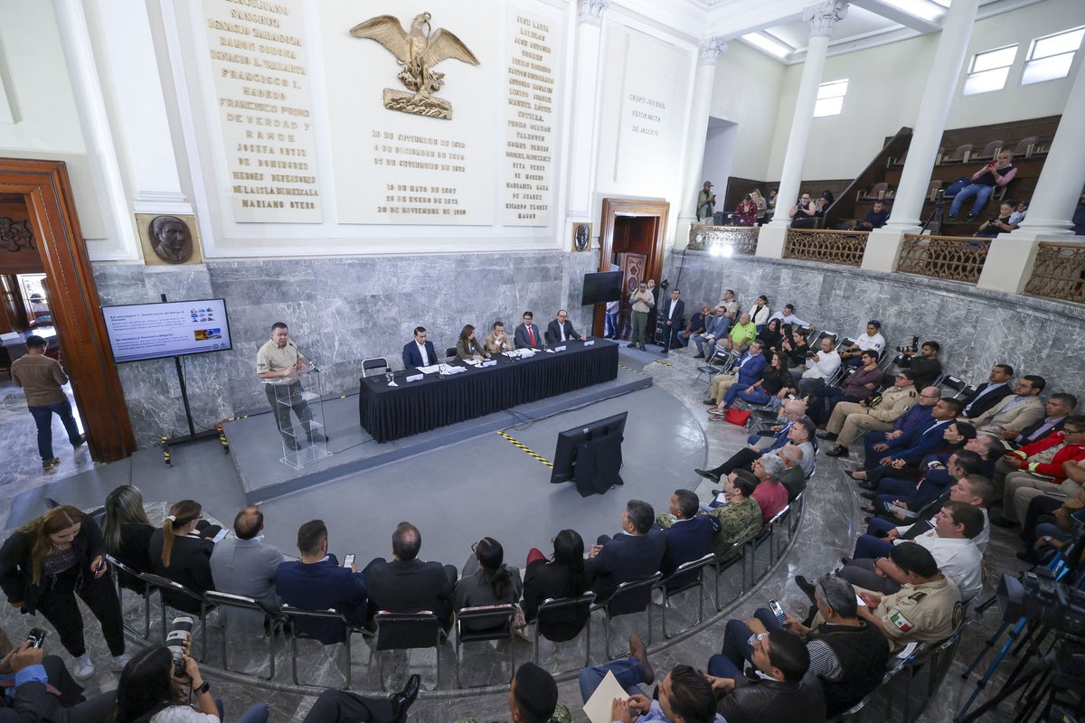PabloLemusN's tweet photo. La #seguridad de #Jalisco comienza con la prevención 🚨 y este mediodía instalamos el Consejo Estatal de @PCJalisco, que está compuesto por un total de 46 integrantes y es un espacio donde autoridades y expertos trabajaremos en equipo para proteger lo más valioso: la vida de las y los jaliscienses.

Aprobamos el Plan Estratégico de la Unidad Estatal de Protección Civil y Bomberos, que tiene como ejes la identificación de riesgo y previsión, prevención y mitigación, preparación, respuesta, desarrollo organizacional, gestión del talento humano y cultura organizacional, transformación digital y comunicación.

Además presentamos el Comité Estatal de Emergencias, integrado por el Secretario General de Gobierno, @SalvadorZamoraZ; el Director General de la Unidad Estatal de Protección Civil y Bomberos, @sergioramloz; la Presidenta de la Comisión de Medio Ambiente, Sostenibilidad, Protección Civil y Resiliencia, del Congreso del Estado, Diputada @YussaraCG; la Presidenta Municipal de Guadalajara, @VeroDelgadilloG; el representante de la @CamaradeCom_GDL, Antonio Rodríguez Patiño, y el representante de la @CruzRojaJalisco, Alberto Cabrera Serratos.