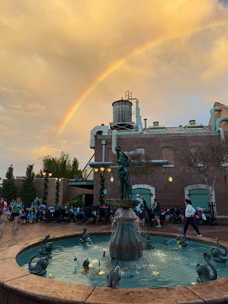 FiBelleFi's tweet photo. A heavenly rainbow has materialized over Muppets Courtyard 😍

I can’t really explain it, but everything about staring at this rainbow feels like an out of body experience to me. https://t.co/4fU3DXhYkO