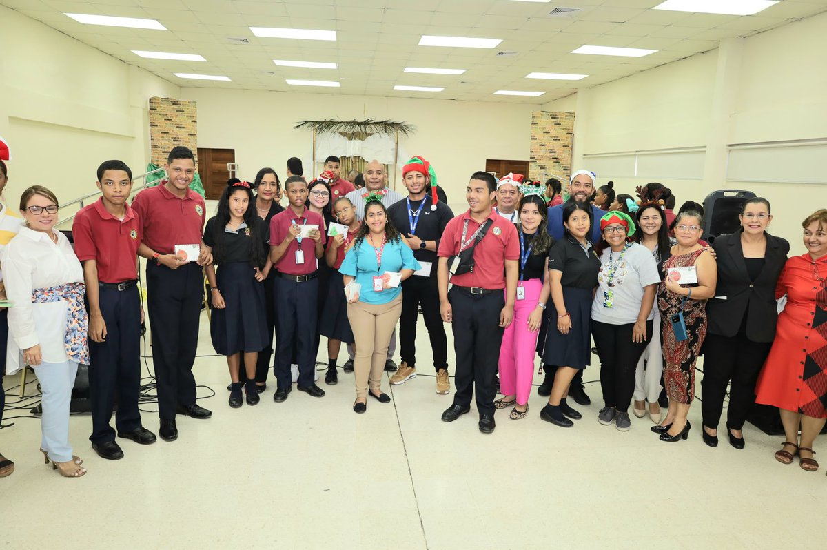 dipredpma's tweet image. Llevamos el espíritu navideño a la Escuela Vocacional Especial del @IPHEinclusivo 🎄🎁 

Compartimos alegría y dulzura repartiendo galletas navideñas a los niños y maestras, celebrando juntos esta hermosa temporada. ❤️✨

#ConPasoFirme
#DIPRED