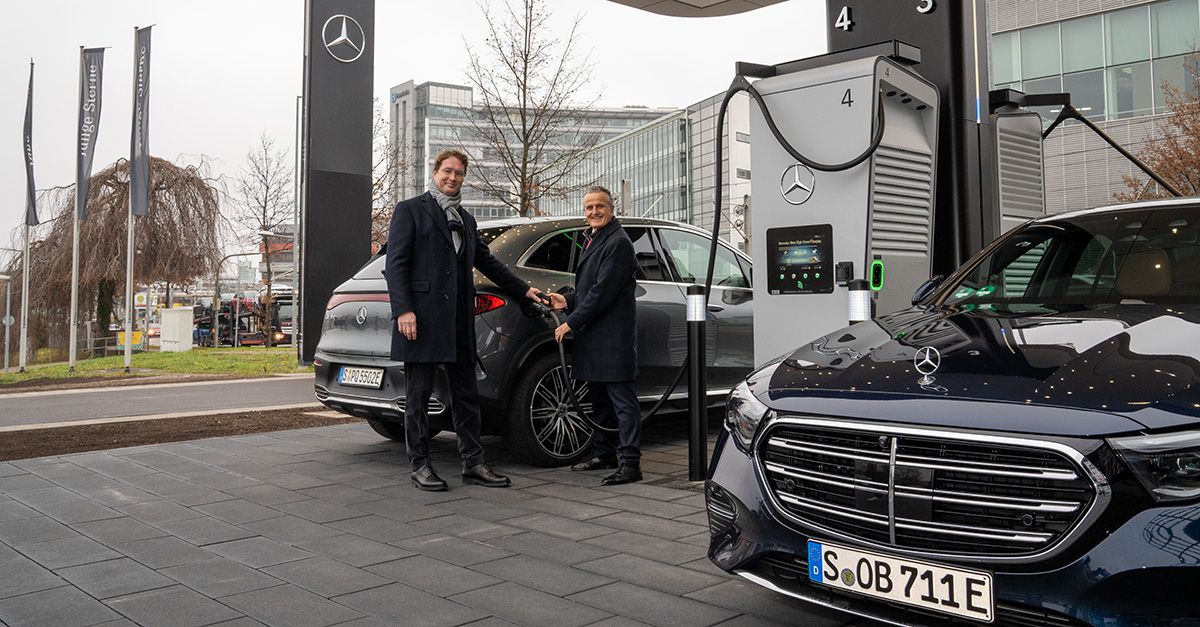 electricfelix's tweet photo. Welcome to Stuttgart 🇩🇪  two weeks to 2025

you guessed it, the mayor drives a PHEV

and will from now on charge it at his personal 300kW one plug @alpitronic Mercedes Benz Hub

insights thanks to @Elektro_Robin 
Photo: @MercedesBenz / @OlaKaellenius https://t.co/EexAIFPZ81