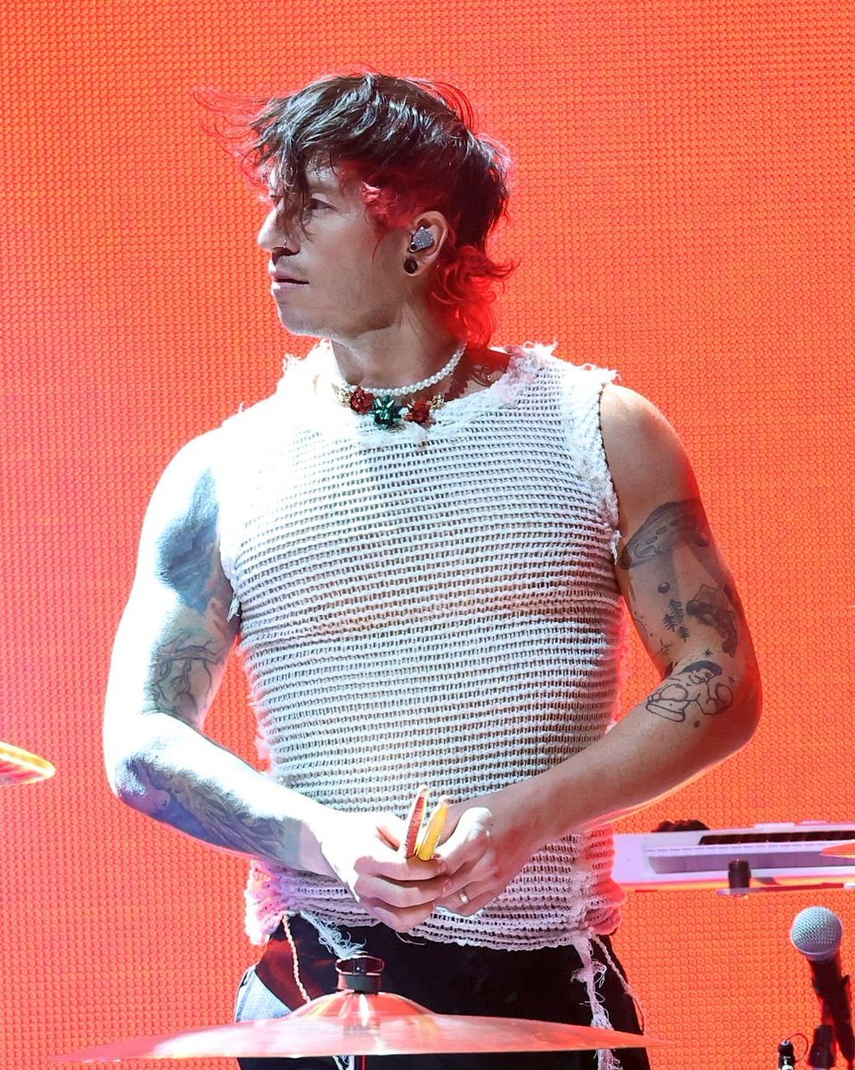 paladinstrait's tweet photo. not exaggerating when i say this is the most beautiful a man has ever looked https://t.co/PHogHQtquq