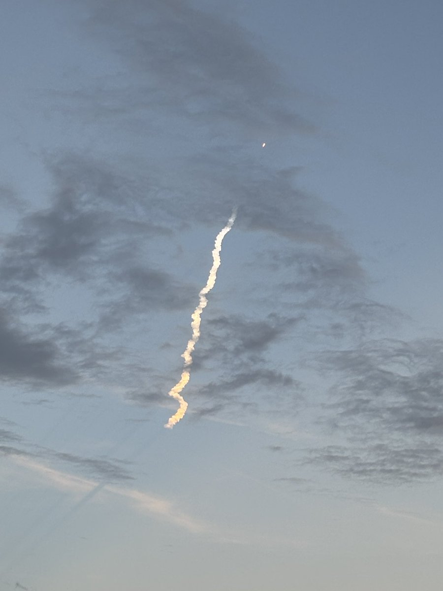 tmkpersonal's tweet photo. #SpaceXFlorida launch. First time I’ve seen it from my drive home. I love the Space Coast! https://t.co/GblNre1OPc