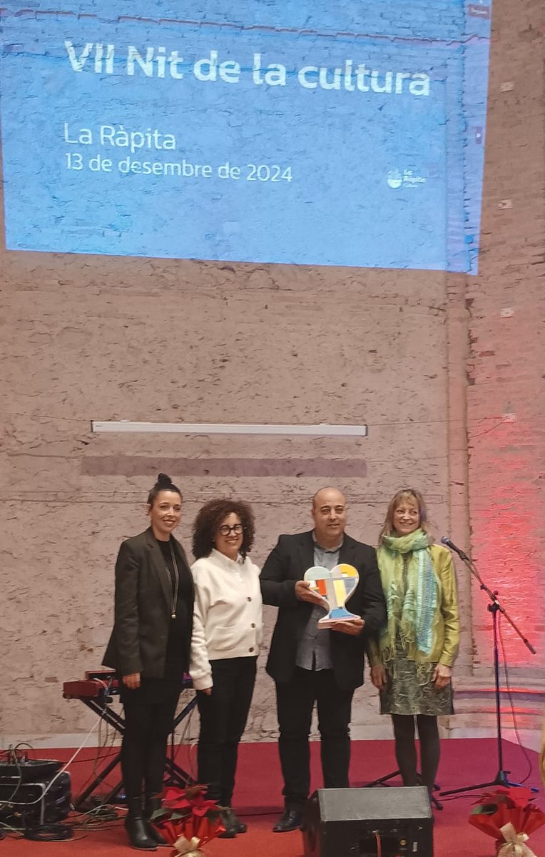 Miquel_Paton's tweet photo. Un honor que la peça de TotCor Project amb la pintura 185.2019 de Miquel Paton sigui el regal d'homenatge a Pau Lleixà.
"La Nit de la Cultura". Església Nova de la Ràpita. 
El nostre agraïment a: 
@ajlarapita
@CultuRapita1
@noe__belmonte
@PepaReverter

📸 @ipatnico https://t.co/s4yC1WUwTR