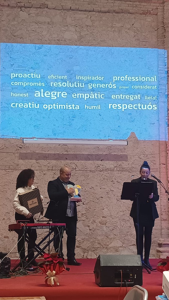 Miquel_Paton's tweet photo. Un honor que la peça de TotCor Project amb la pintura 185.2019 de Miquel Paton sigui el regal d'homenatge a Pau Lleixà.
"La Nit de la Cultura". Església Nova de la Ràpita. 
El nostre agraïment a: 
@ajlarapita
@CultuRapita1
@noe__belmonte
@PepaReverter

📸 @ipatnico https://t.co/s4yC1WUwTR