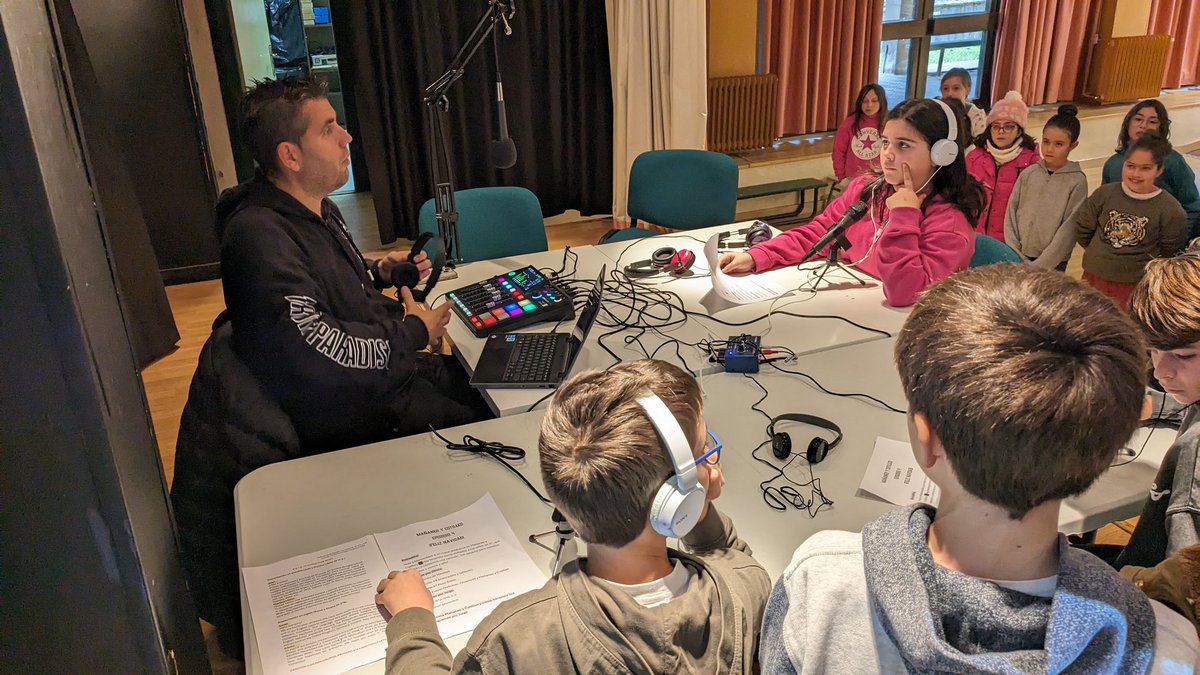 Hoy, el alumnado de 4° curso ha participado en la grabación de un Podcast para Radio Baudilio. Han  interpretado una canción navideña con la que felicitan las fiestas a toda la comunidad escolar. Ha sido una experiencia genial. Enlace al podcast go.ivoox.com/rf/136984584