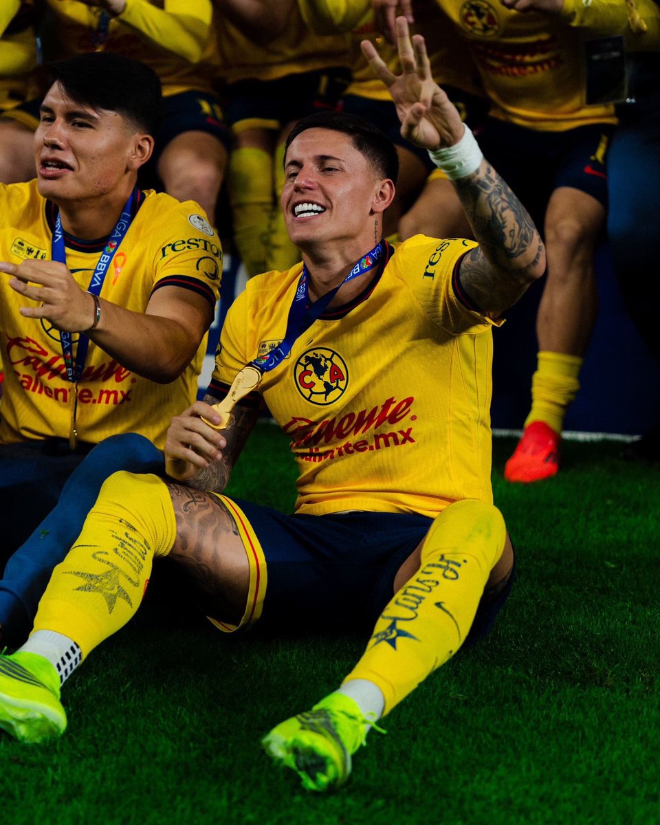 Brodriguez_16's tweet photo. 😍🏆🏆🏆 https://t.co/3zqrgQt7FD