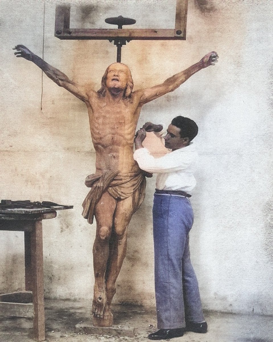 _jdeluna's tweet photo. @dCofradias @LanzadaSevilla Tomado también para el Santísimo Cristo de la Expiración de Morón, en 1929. Manuel García de los Reyes se llamaba el gitano modelo que era fragüero de la cava de Triana, y su cuerpo escuálido le servía para cobrar por posado en la Escuela de Artes y Oficios. https://t.co/V2kI7YRzye