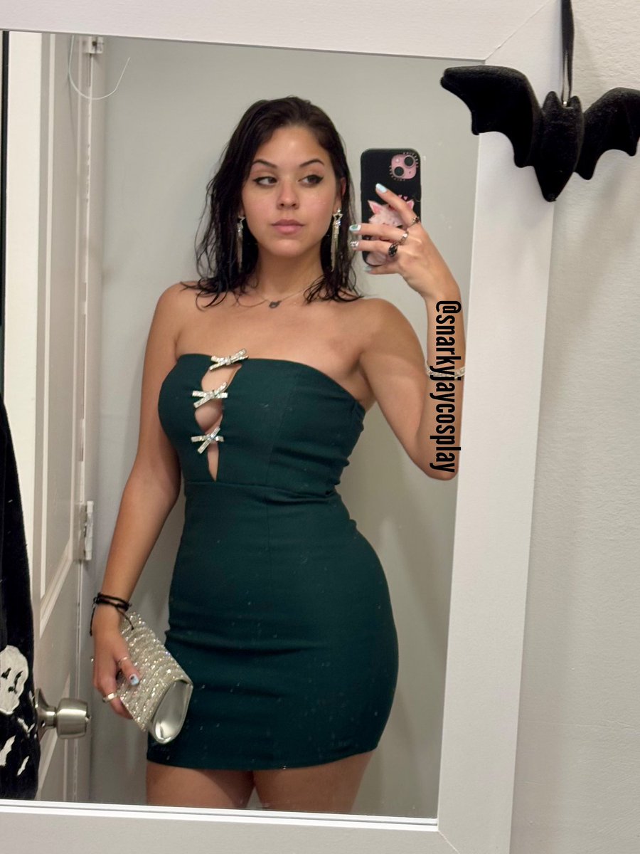 Got dolled up tonight! Wasn't sure about this dress at first (green is not  my color) but I dig it now.