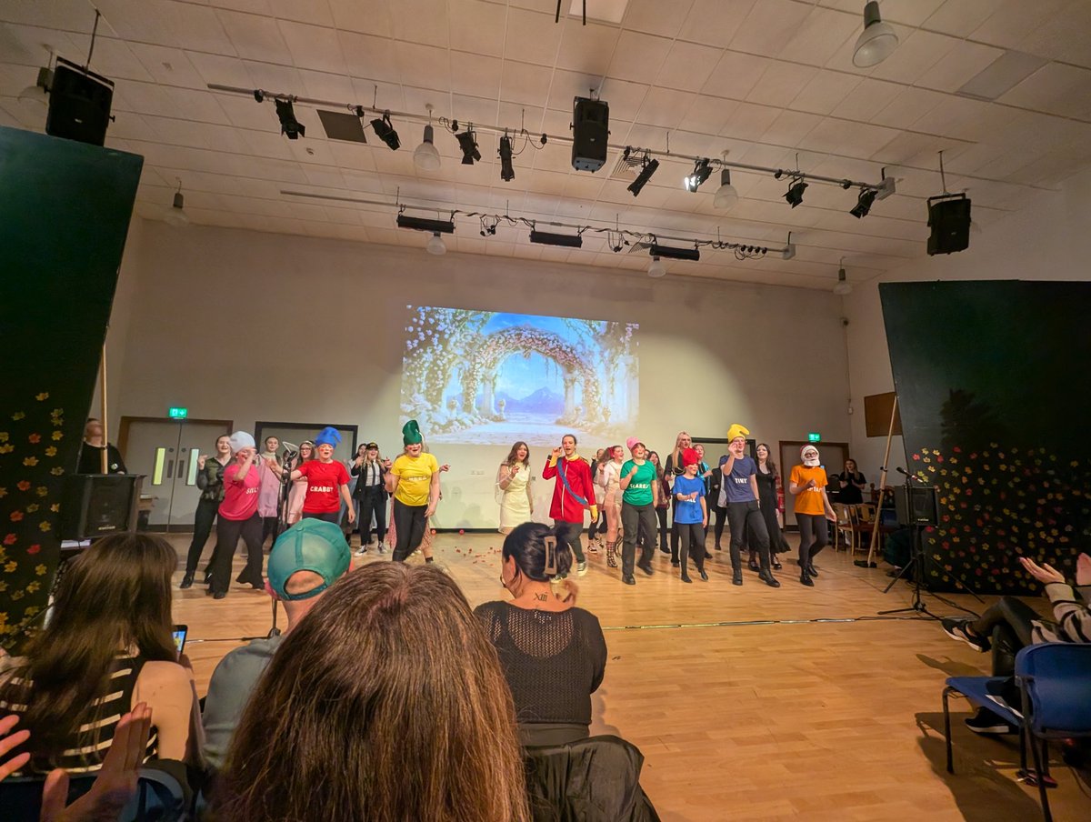 A big well done to all the pupils who put on a fantastic Pantomime of Snow White tonight at <a href="/Beath_HS/">Beath High School</a>! 🍎
We have so much talent in our school, what a fun and festive performance! 👏⭐🎄