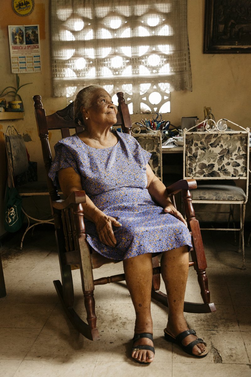 En diciembre de 1989 hubo quienes desaparecieron sin dejar rastro. Esta es la historia de uno de ellos y de la espera de su madre, Libia Magdalena Torrero. 🔎 'Un vestido y una flor', por <a href="/melissapinel/">Melissa Pinel Z.</a>  #Duelo 
🔗duelo.revistaconcolon.com/vestido.php