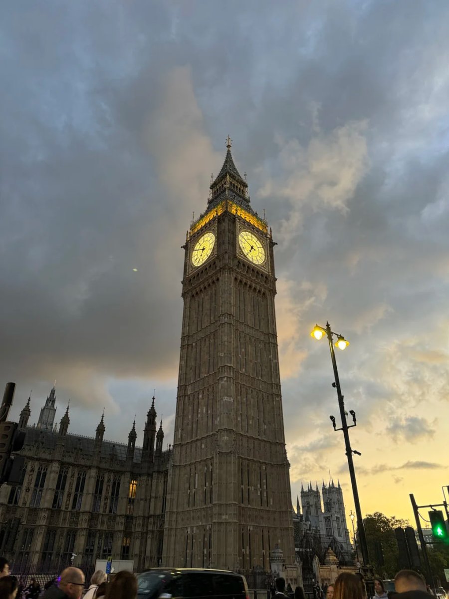 The iconic Elizabeth Tower, commonly known as Big Ben, stands tall against a dramatic sky in London✨