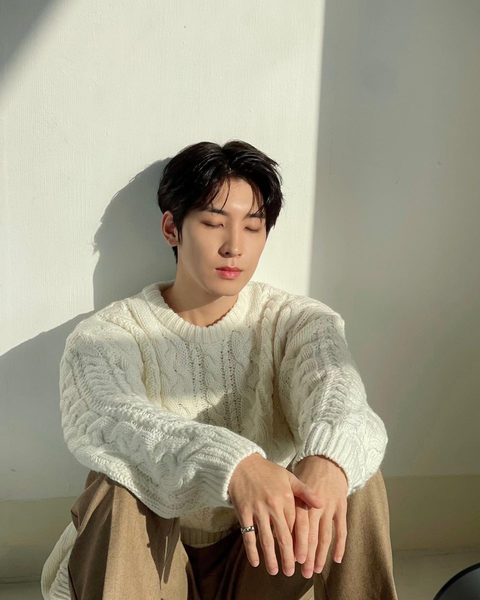 1naeon9's tweet photo. 원우는 거울 안봐도 돼서 좋겠다
그림자만 봐도 잘생겼잖아 ㅜ ♡🙀 https://t.co/1RFh1qm91B