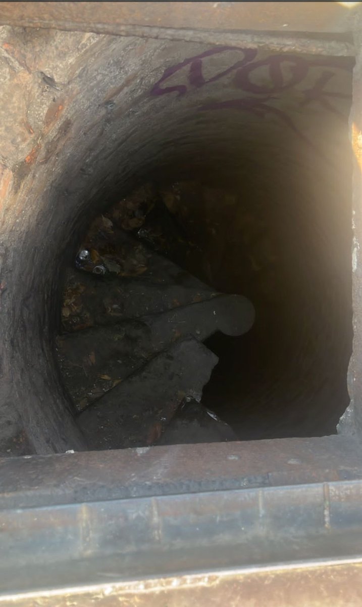 vallartanortesl's tweet photo. @siapagdl av México esq Napoleón está un túnel por el que entran y salen personas con objetos en sus manos,URGE su presencia para que la @PoliciaGDL pueda entrar y ver a dónde conduce ese túnel, la alcantarilla la mueven @GuadalajaraGob urge
Gracias https://t.co/N9K7mbcLfb