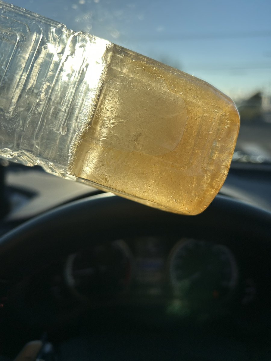 CosmeticsDacapo's tweet photo. おはようございます☀
本日の苫小牧の気温は-9°

昨日まで沖縄にいたので20°ある世界からは凍れますね〜🥶

車に乗ったら、お茶が凍ってました。
悲しい😭😢
それでは本日もよろしくどーぞー😃

#北海道あるある 
#沖縄
#天気
#コート必須 https://t.co/4eIMQqDlF2