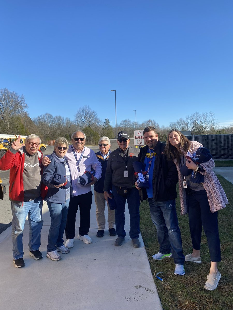 EchoTrailMiddle's tweet image. We loved gifting our bus drivers with an Echo Trail blanket today! We wish them a warm &amp;amp; cozy holiday and break!  We are thankful for them! 
#ExpectgreaTness