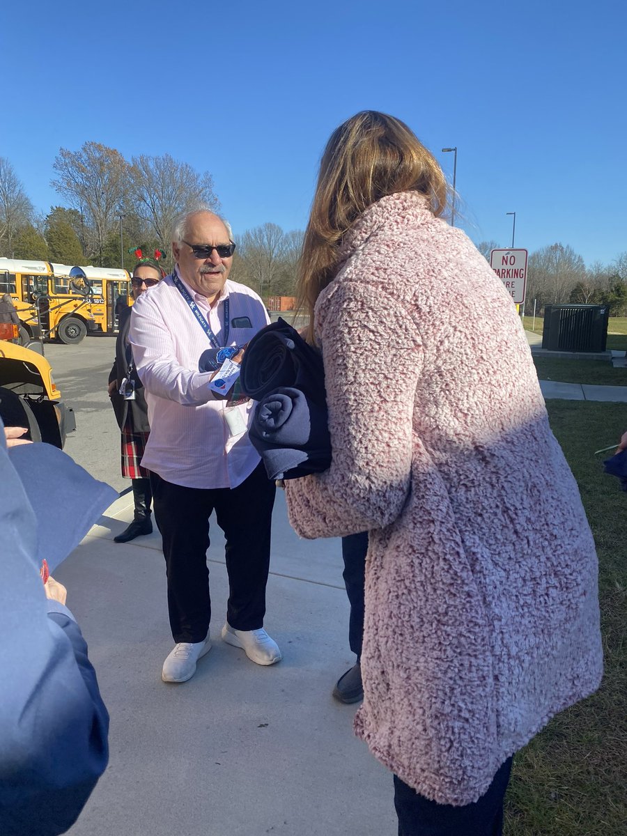 EchoTrailMiddle's tweet image. We loved gifting our bus drivers with an Echo Trail blanket today! We wish them a warm &amp;amp; cozy holiday and break!  We are thankful for them! 
#ExpectgreaTness
